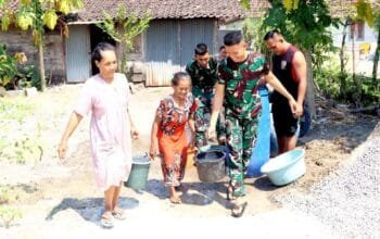 TMMD 129 Bojonegoro Hadirkan Harapan, TNI Antar Air Bersih hingga Pintu Rumah Warga