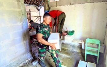 Kebersamaan TNI dan Warga Warnai Renovasi Rumah Koko Margono di TMMD 129 Bojonegoro