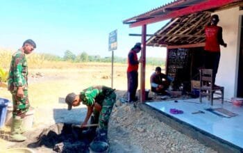Satgas TMMD Bojonegoro dan Warga Kesongo Kompak, Renovasi Rumah Mbah Wagini Hampir Tuntas