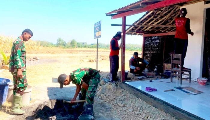 Satgas TMMD Bojonegoro dan Warga Kesongo Kompak, Renovasi Rumah Mbah Wagini Hampir Tuntas