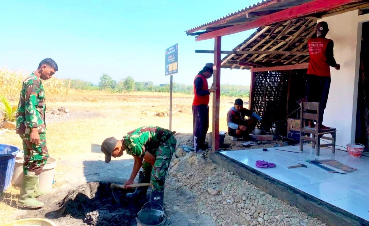 Satgas TMMD Bojonegoro dan Warga Kesongo Kompak, Renovasi Rumah Mbah Wagini Hampir Tuntas img 20260727 wa0025