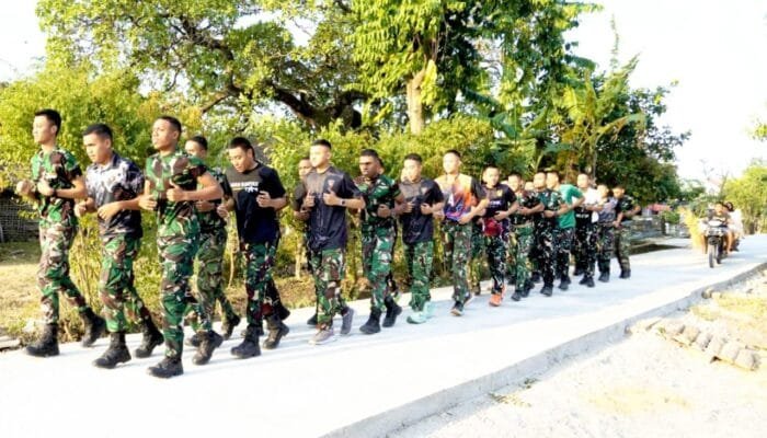 Satgas TMMD 129 Bojonegoro Tak Kenal Lelah, Sore Hari Tetap Binsik di Jalan Baru Kesongo
