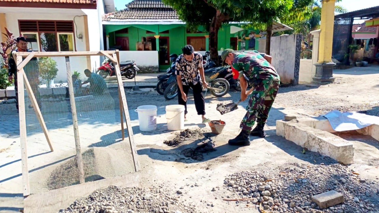 Aksi Humanis Babinsa Tlemang Lamongan, Sekolah Disulap Makin Hijau dan Indah img 20260728 wa0050