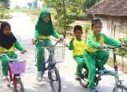 Senyum Anak-Anak Kesongo Jadi Bukti Nyata Manfaat Jalan Cor Beton TMMD 129 Bojonegoro