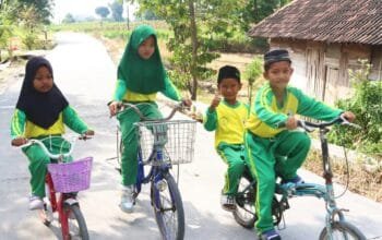 Senyum Anak-Anak Kesongo Jadi Bukti Nyata Manfaat Jalan Cor Beton TMMD 129 Bojonegoro