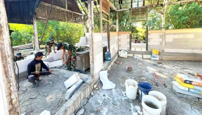 Gotong Royong Tanpa Henti, Satgas TMMD 129 Bojonegoro Percepat Rehab Rumah Mbah Kardo