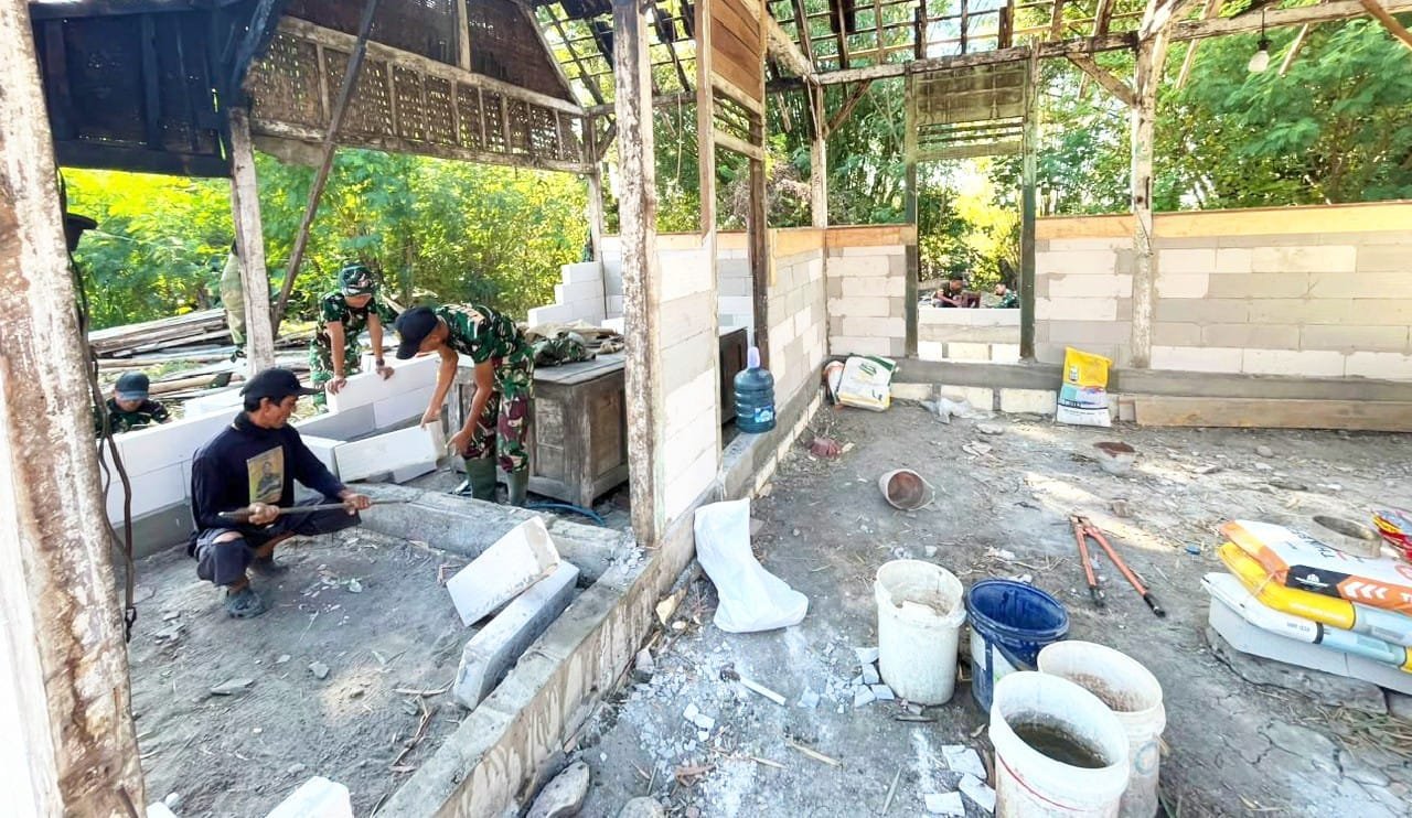 Gotong Royong Tanpa Henti, Satgas TMMD 129 Bojonegoro Percepat Rehab Rumah Mbah Kardo img 20260730 wa0027