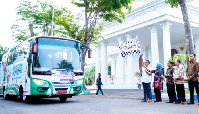 Bupati Bojonegoro Wahono Antar Langsung Siswa Sekolah Rakyat ke Tuban
