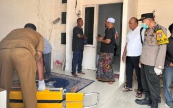 Polisi Evakuasi Pria Meninggal di Teras Rumah Kos Lamongan, Keluarga Tolak Autopsi