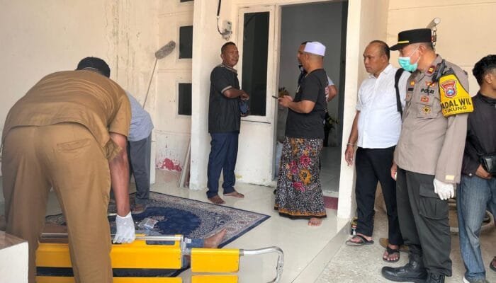 Polisi Evakuasi Pria Meninggal di Teras Rumah Kos Lamongan, Keluarga Tolak Autopsi