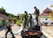 TMMD ke 129 Bojonegoro Peduli Kemarau, Babinsa dan Satgas Antar Air Bersih ke Rumah Warga
