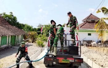 TMMD ke 129 Bojonegoro Peduli Kemarau, Babinsa dan Satgas Antar Air Bersih ke Rumah Warga