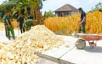 TMMD ke 129 Bojonegoro Tak Abaikan Detail, Bahu Jalan Diratakan untuk Keamanan Pengendara