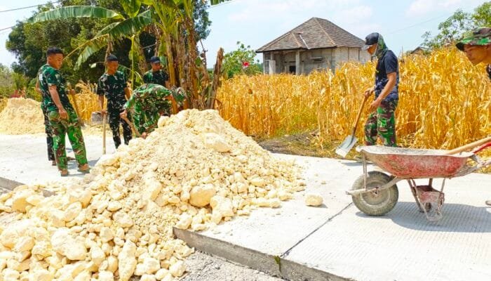 TMMD ke 129 Bojonegoro Tak Abaikan Detail, Bahu Jalan Diratakan untuk Keamanan Pengendara