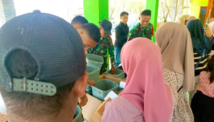 TMMD 129 Bojonegoro Bagikan Tempat Sampah, Warga Kesongo Diajak Peduli Lingkungan