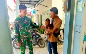 TMMD 129 Bojonegoro Tunjukkan Sisi Humanis, Balita Warga Kesongo Tersenyum Digendong Prajurit
