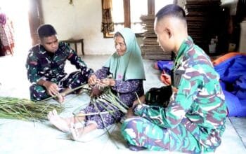 Ada Momen Unik di TMMD Bojonegoro, Prajurit TNI Belajar Tradisi Anyaman Tikar Warga Kesongo