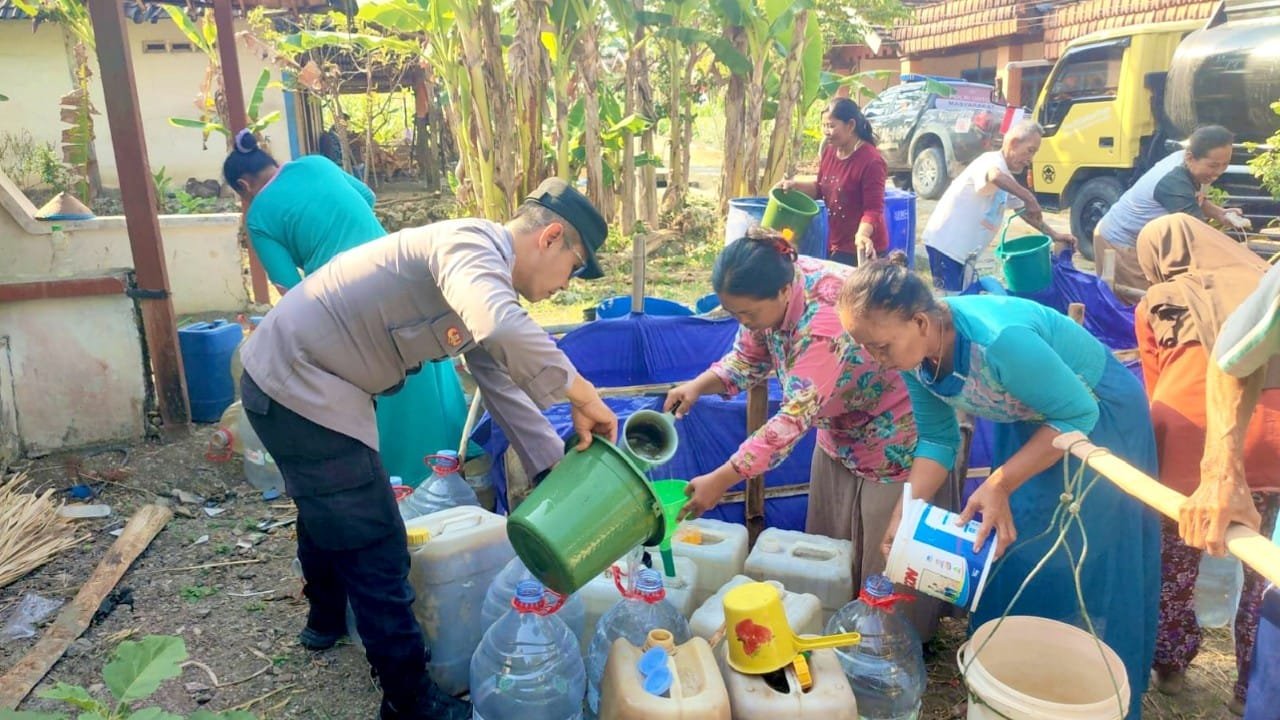 Polsek Ngambon Bergerak, Warga Bondol Bojonegoro Dapat 8.000 Liter Air Bersih img 20260808 wa0073