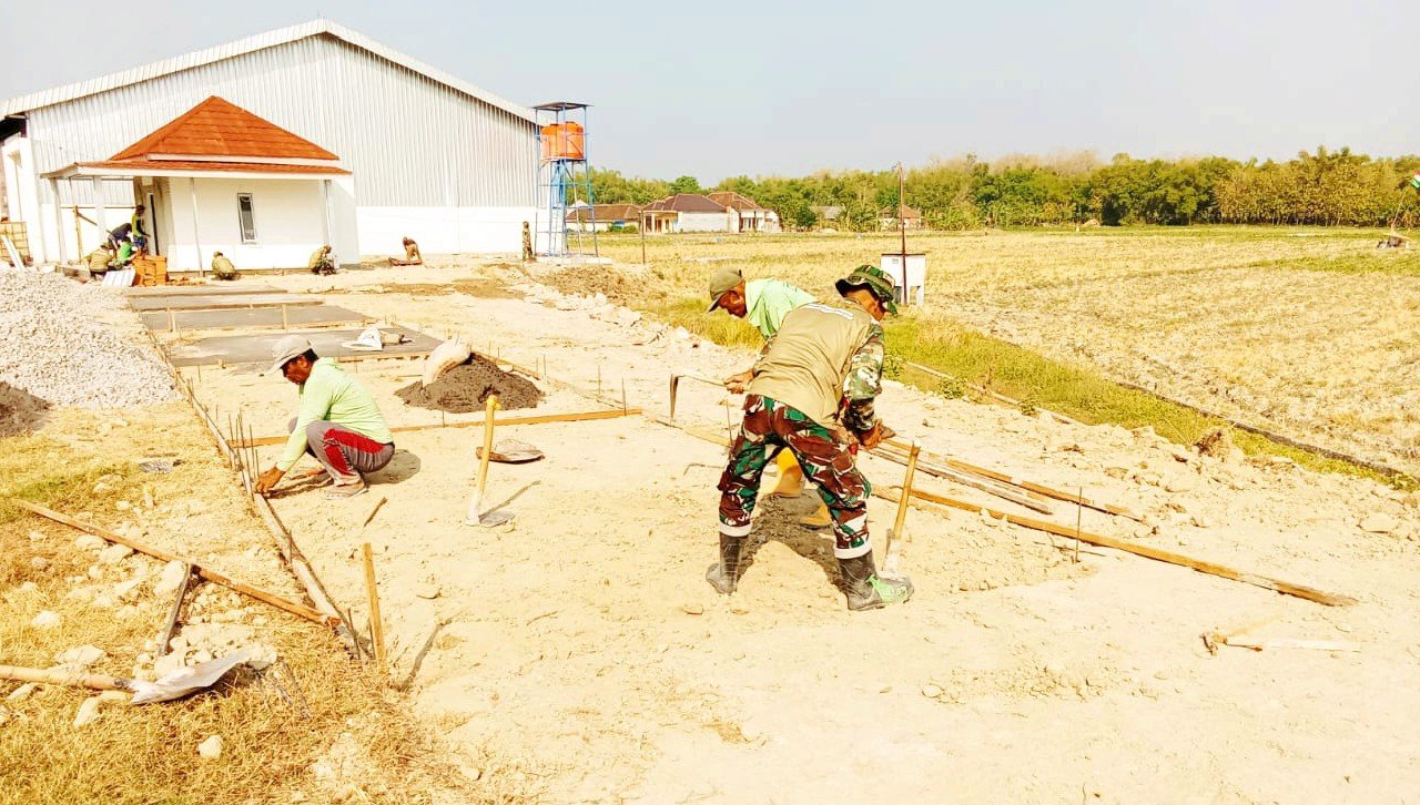 TMMD Bojonegoro Bangun Pondasi Lapak PKL, Ekonomi Warga Digeliatkan img 20260809 wa0011