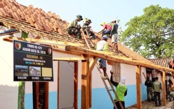 Keringat di Bawah Terik, TMMD Bojonegoro Wujudkan Rumah Layak Ibu Tini