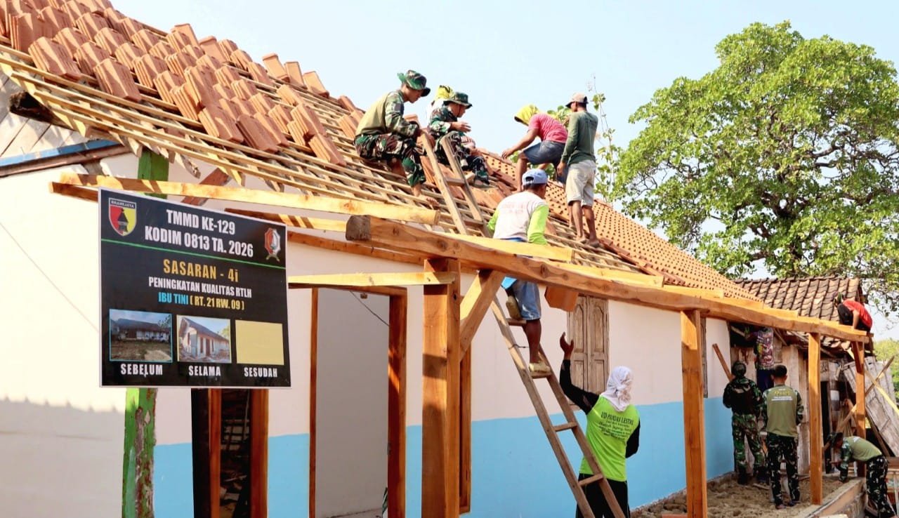 Keringat di Bawah Terik, TMMD Bojonegoro Wujudkan Rumah Layak Ibu Tini img 20260809 wa0022