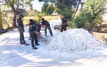 TMMD Bojonegoro Angkut Pedel Beranting Demi Jalan Warga Kesongo