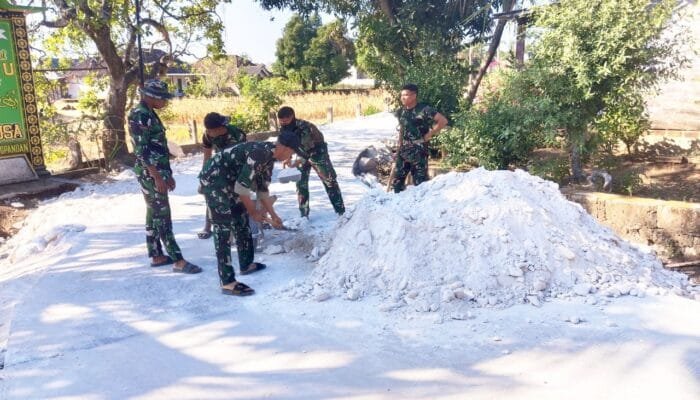 TMMD Bojonegoro Angkut Pedel Beranting Demi Jalan Warga Kesongo