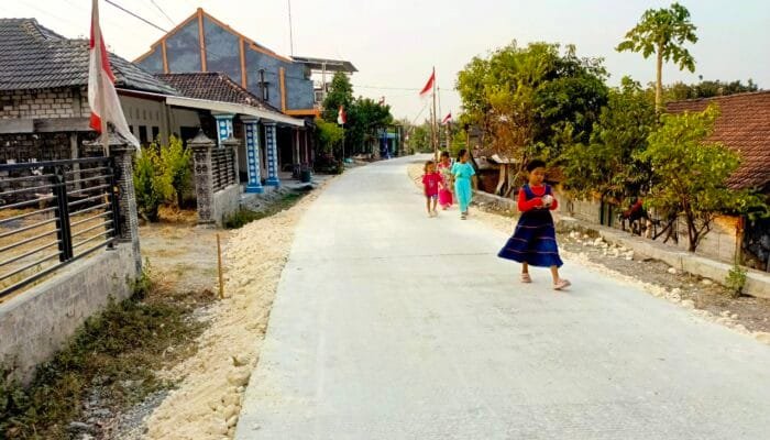 TMMD Bojonegoro Bikin Jalan Mundu Mulus, Anak-anak Kini Bebas Lari-larian