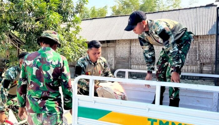 Tak Bisa Dilalui Kendaraan Besar, Satgas TMMD Bojonegoro Estafet Angkut Material