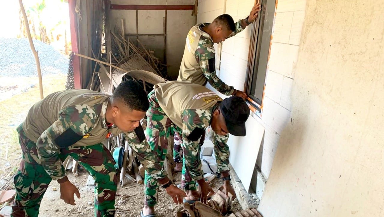 Sisa Material Dibersihkan, TMMD Bojonegoro Siapkan Rumah Ibu Wagini img 20260810 wa0033