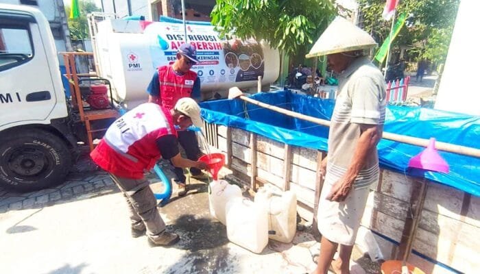 Air Mulai Sulit, PMI dan BPBD Bojonegoro Bantu Warga