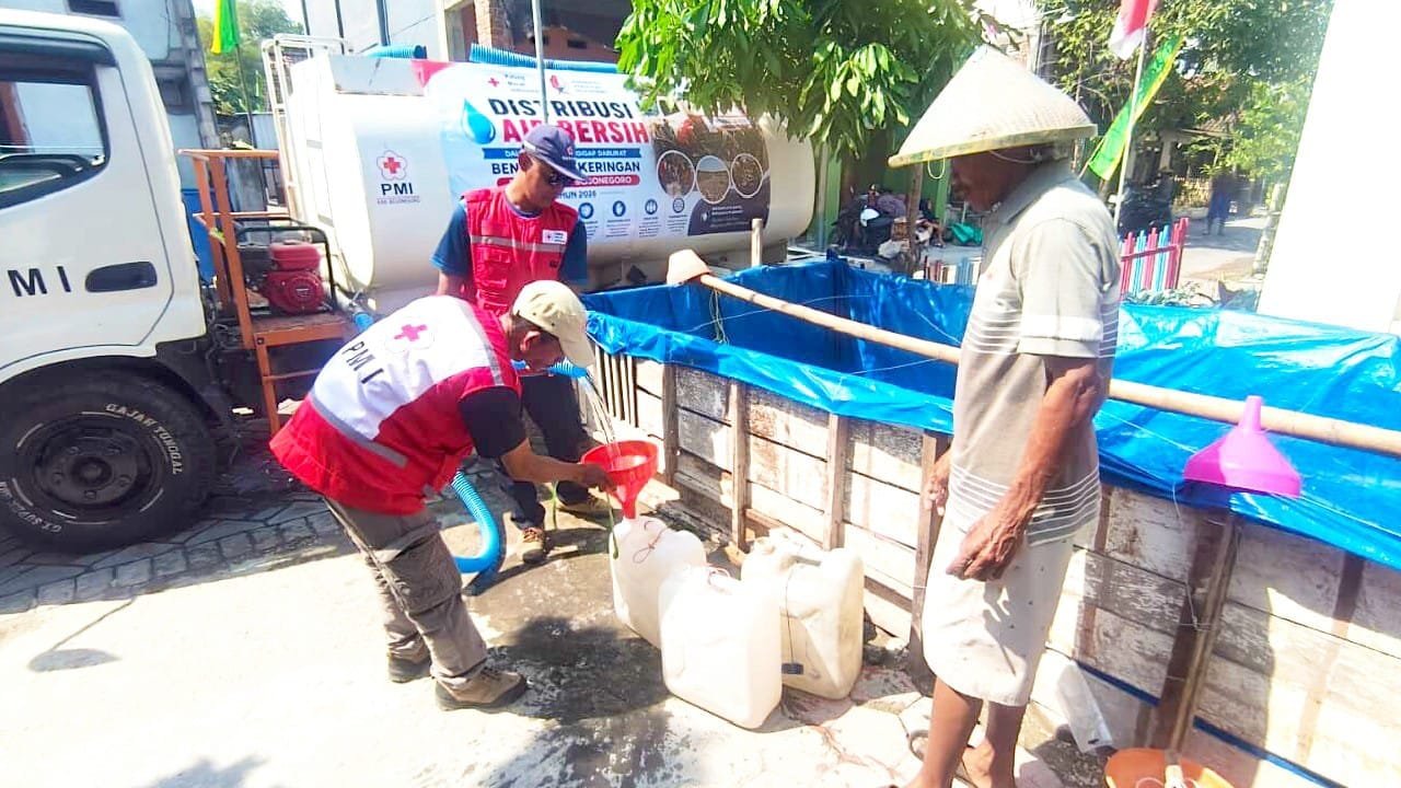 Air Mulai Sulit, PMI dan BPBD Bojonegoro Bantu Warga img 20260811 wa0082