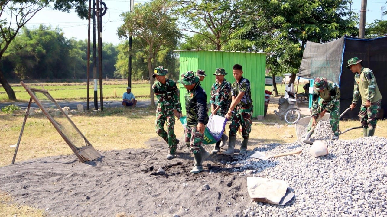 Rest Area Kesongo Makin Nyaman, Satgas TMMD 129 Bojonegoro Gelar Kerja Bakti Bersama img 20260812 wa0034