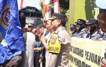 Bukan Represif, Polisi Lamongan Kawal Aspirasi Warga Brengkok Brondong dengan Cara Ini