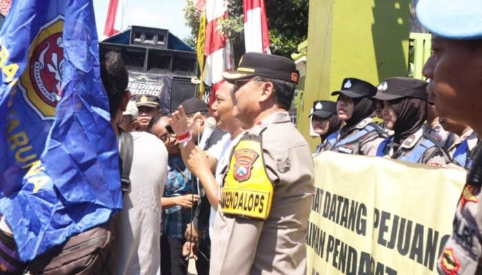 Bukan Represif, Polisi Lamongan Kawal Aspirasi Warga Brengkok Brondong dengan Cara Ini