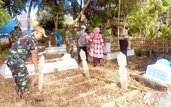Puluhan TNI dan Warga Sendangrejo Ngimbang Lamongan Turun Tangan Bersihkan Makam
