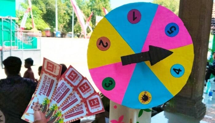 Ada Spin Berhadiah, Cara Kreatif Mahasiswa KKN Bojonegoro Ajarkan Anak Peduli Lingkungan