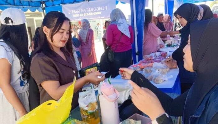Warga Kesongo Antri Sembako Murah di Hari Penutupan TMMD Bojonegoro