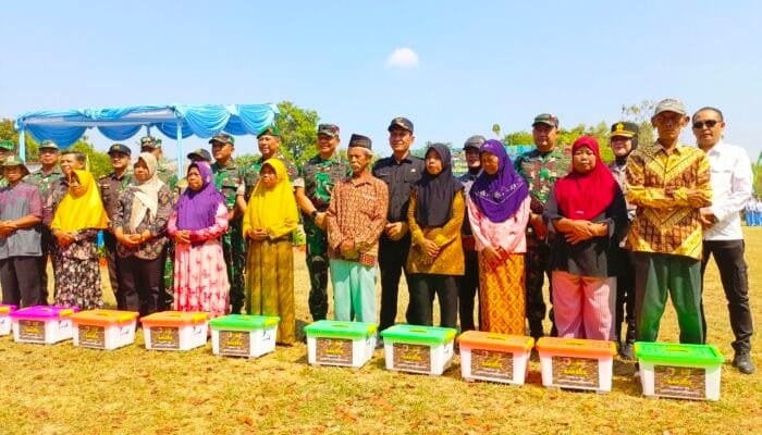 Warga Kesongo Tersenyum, Penutupan TMMD 129 Bojonegoro Bawa Sembako