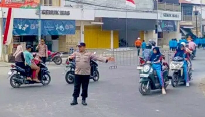 HUT RI ke-81, Polisi Rekayasa Lalu Lintas di Kedungadem Bojonegoro