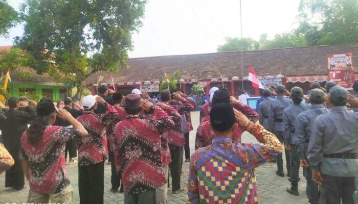 Semangat Kemerdekaan di Bayemgede Kepohbaru Bojonegoro, RT RW Kompak Ikuti Upacara