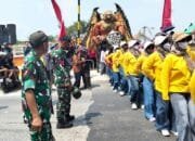 TNI Polri Kawal Karnaval 8.000 Peserta di Sungelebak Lamongan