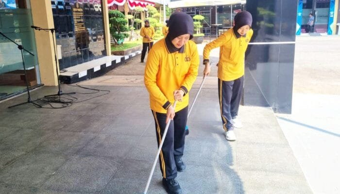Semarak HUT Polwan ke-78, Jajaran Polwan Lamongan Gelar Aksi Bersih Mako