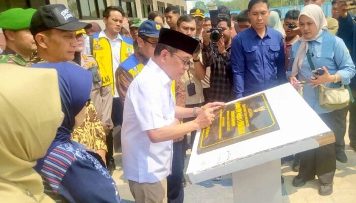 Gedung Baru SMPN 1 Padangan Bojonegoro Diresmikan, Menko Pratikno: Ini Investasi Masa Depan