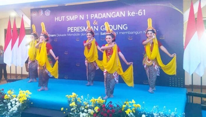 Dina Ayu Bangga Tampil di Depan Menko PMK Saat Peresmian SMPN 1 Padangan Bojonegoro