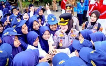 Kapolres Yenni Datang ke SMPN 5 Bojonegoro, Siswa Langsung Antusias