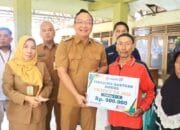 Warga Benjeng Gresik Siap-Siap, Bansos DBHCHT Cair Rp900 Ribu, PT Pos Langsung Antar ke Rumah
