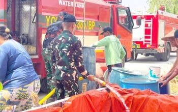 Batalyon Yonif TP 885 Gandeng SMPN 1 Dander Guyur Air Bersih ke Warga Sendangharjo Bojonegoro