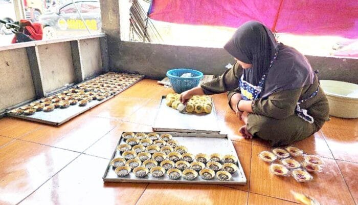 Intip Dapur Pabrik Kue Seribuan yang Laris di Padangan Bojonegoro