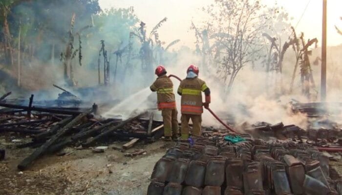 Diduga Korsleting, 3 Rumah di Ngraho Bojonegoro Dilalap si Jago Merah